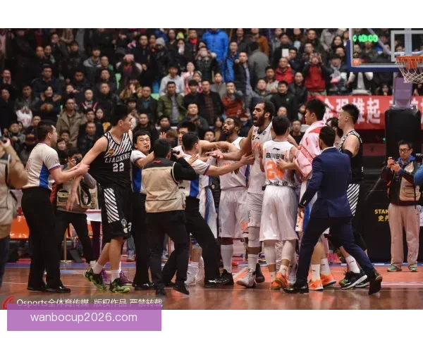 斯图加特球迷愤怒扔折叠椅场上冲突引发争议